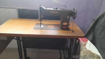 Gently used full shuttle sewing machine with 4 ft wooden patiya