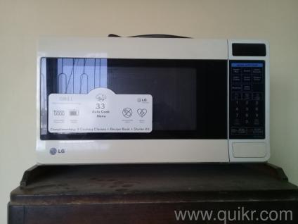 Microwave LG colour white.