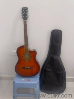 Six stringed Acoustic Guitar.Colour is sunburst.Brand - Ivanez MD39 C.Guitar comes with a cover and 3 picks and 6 strings.