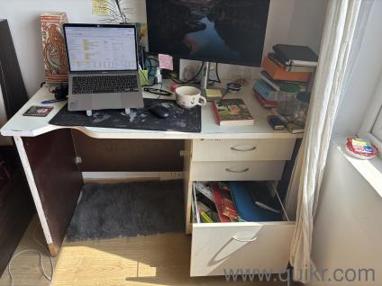 Selling sturdy office desk
