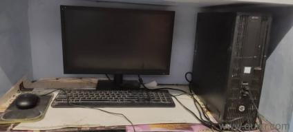 grafic designer using computer 