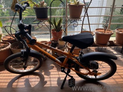 BTWIN Cycle for Kids this is in excellent condition with no scratches or damage.