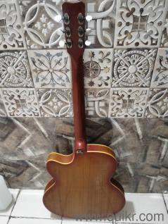 Acoustic guitar in great condition, strong body, no damage. Only strings need replacement. 