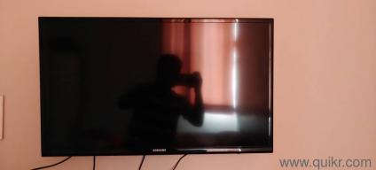 SAMSUNG 32inch FULL HD TV with assential ports like HDMI. Also compatible with Firetv Stick and Google Chromecast.