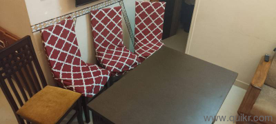 Dining table in good condition