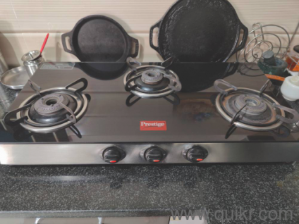 prestige gas stove 3 burner in very good condition 