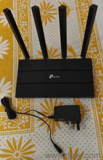 TP Link router 4 antenna dual band (2.4 Ghz & 5 Ghz) with automatic bandwidth change technology. In good condition 