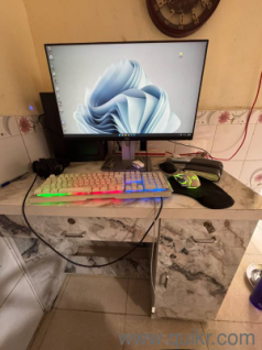 desktop alongside with table 