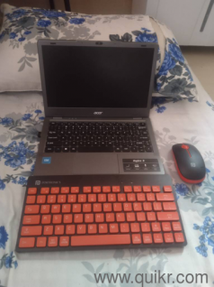 Laptop with wireless key board and mouse