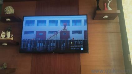 MI 43" flawless TV with original remote 