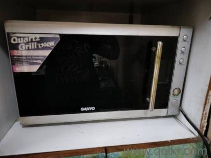 microwave oven for sale in working condition, it has grill, convection and microwave all three modes